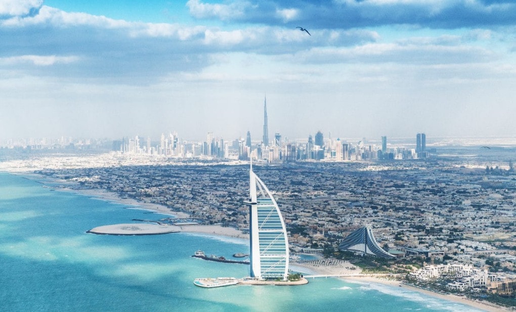 dubai fica perto de qual país