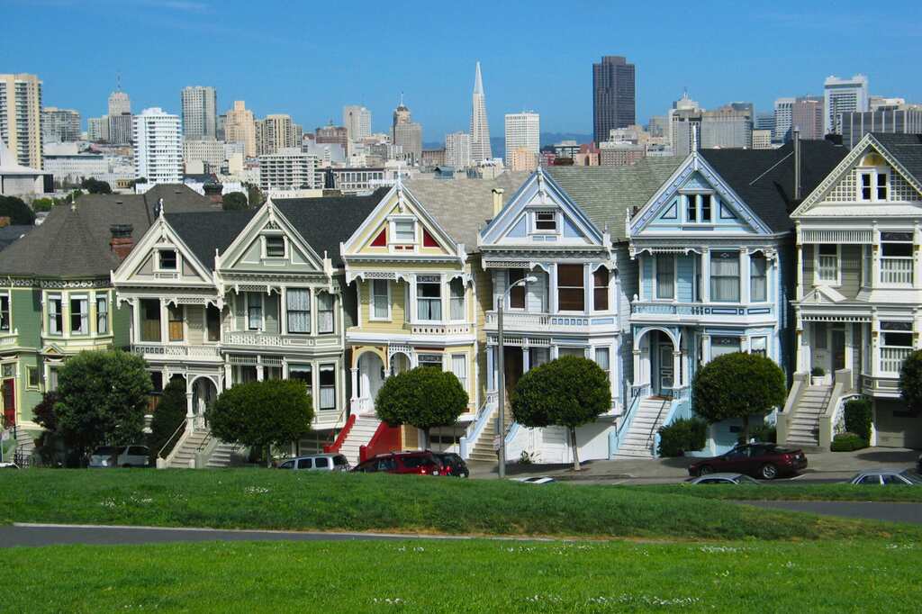 casas vitorianas Painted Ladies em San Francisco com vista para o centro na região de Alamo Square