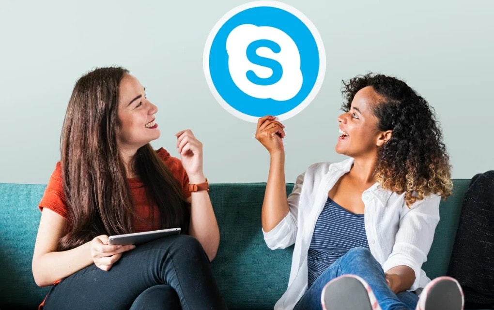 mulheres felizes com o logotipo do Skype mostrando como ligar dos EUA para o Brasil pelo aplicativo