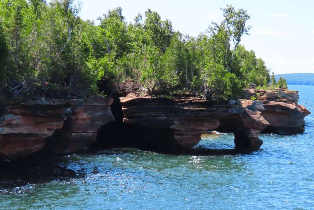 formações rochosas e águas cristalinas nas Apostle Islands em Wisconsin destino natural imperdível nos EUA