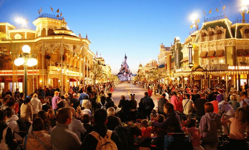 Main Street U.S.A. ao entardecer com o Castelo da Bela Adormecida ao fundo na Disney de Paris