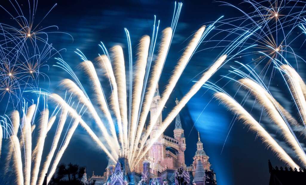 show de fogos sobre o Castelo da Bela Adormecida à noite na Disney de Paris