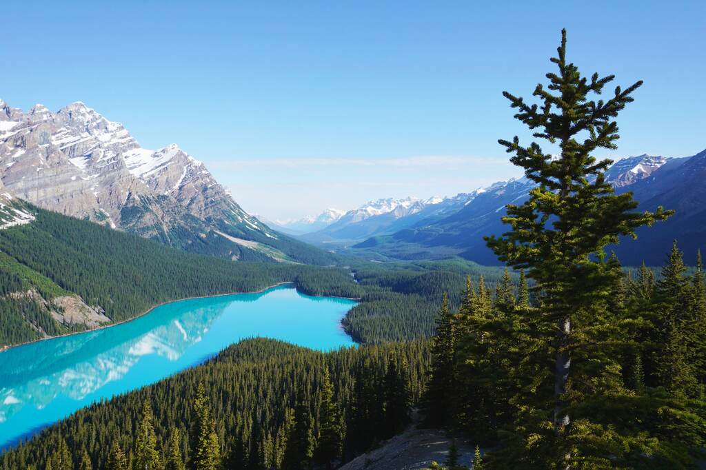 montanhas e lago azul no Canadá destino perfeito para incluir em um roteiro de viagem internacional
