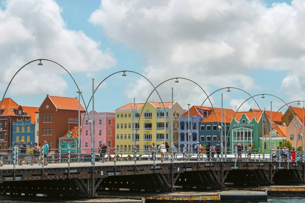 ponte Queen Emma em Willemstad em Curaçao com casas coloridas ao fundo um dos cartões-postais da ilha