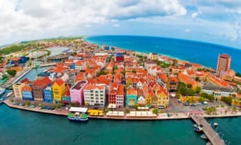 vista aérea de Willemstad em Curaçao com casas coloridas à beira-mar um dos cartões-postais do Caribe