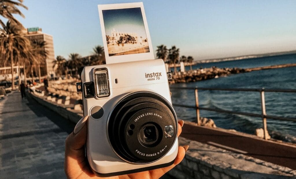 câmera polaroid instax